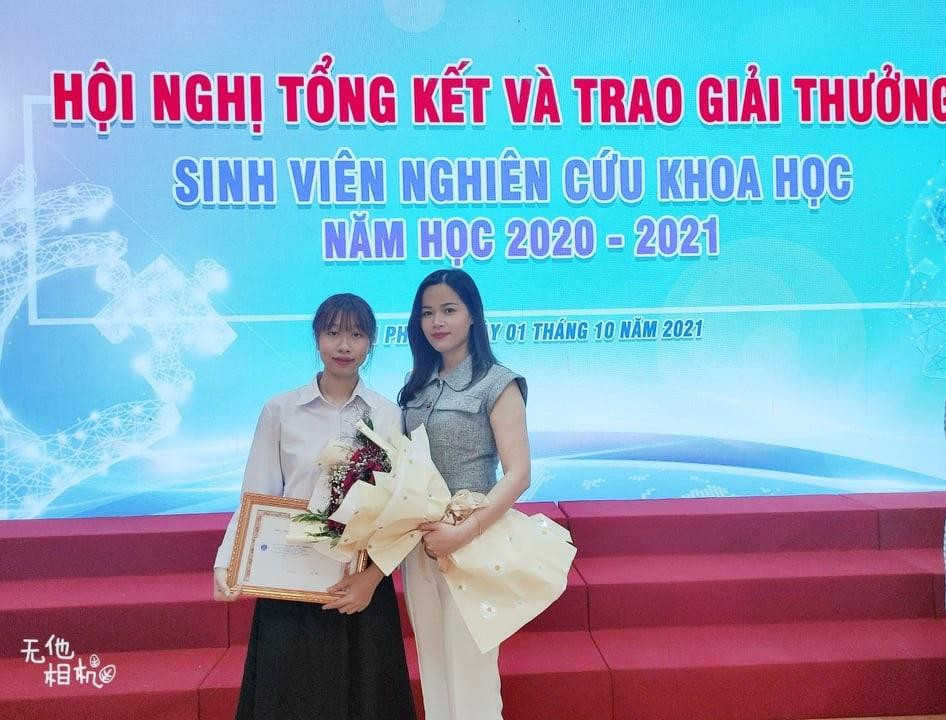 Cô cũng tích cực tham gia các hoạt động nghiên cứu khoa học do trường tổ chức. Ảnh: NVCC