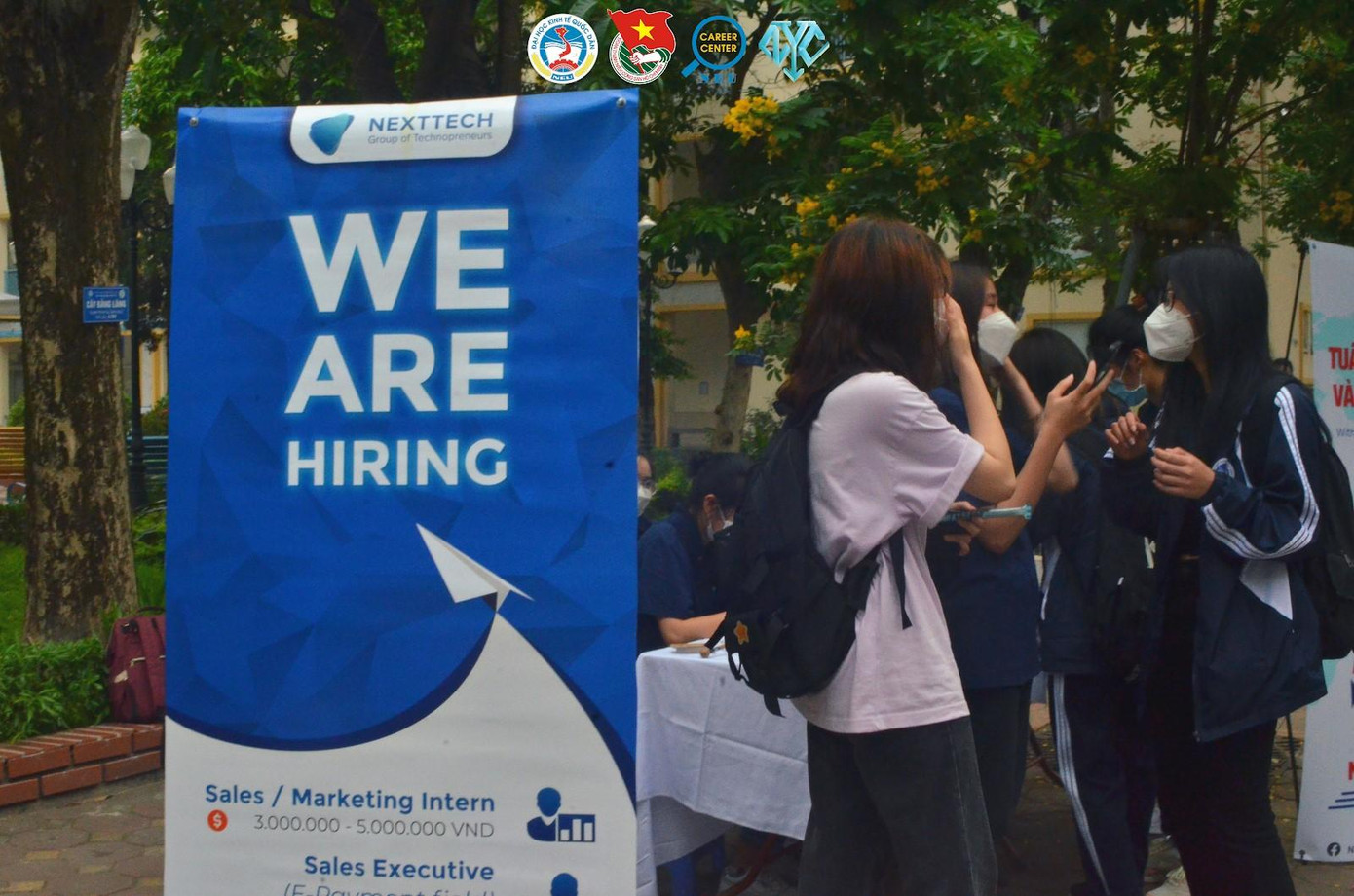 NEU Career Week 2022 tạo cơ hội cho sinh viên trải nghiệm các hoạt động tuyển dụng, phỏng vấn trực tiếp của các doanh nghiệp, tổ chức. NEU Career Week 2022 tạo cơ hội cho sinh viên trải nghiệm các hoạt động tuyển dụng, phỏng vấn trực tiếp của các doanh nghiệp, tổ chức.