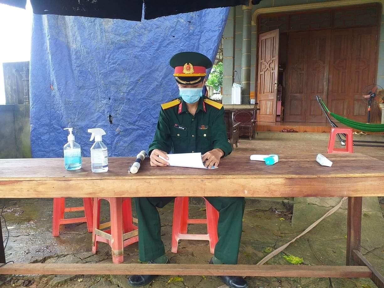 Toàn tham gia tình nguyện trực tại các chốt phong tỏa. Toàn tham gia tình nguyện trực tại các chốt phong tỏa.