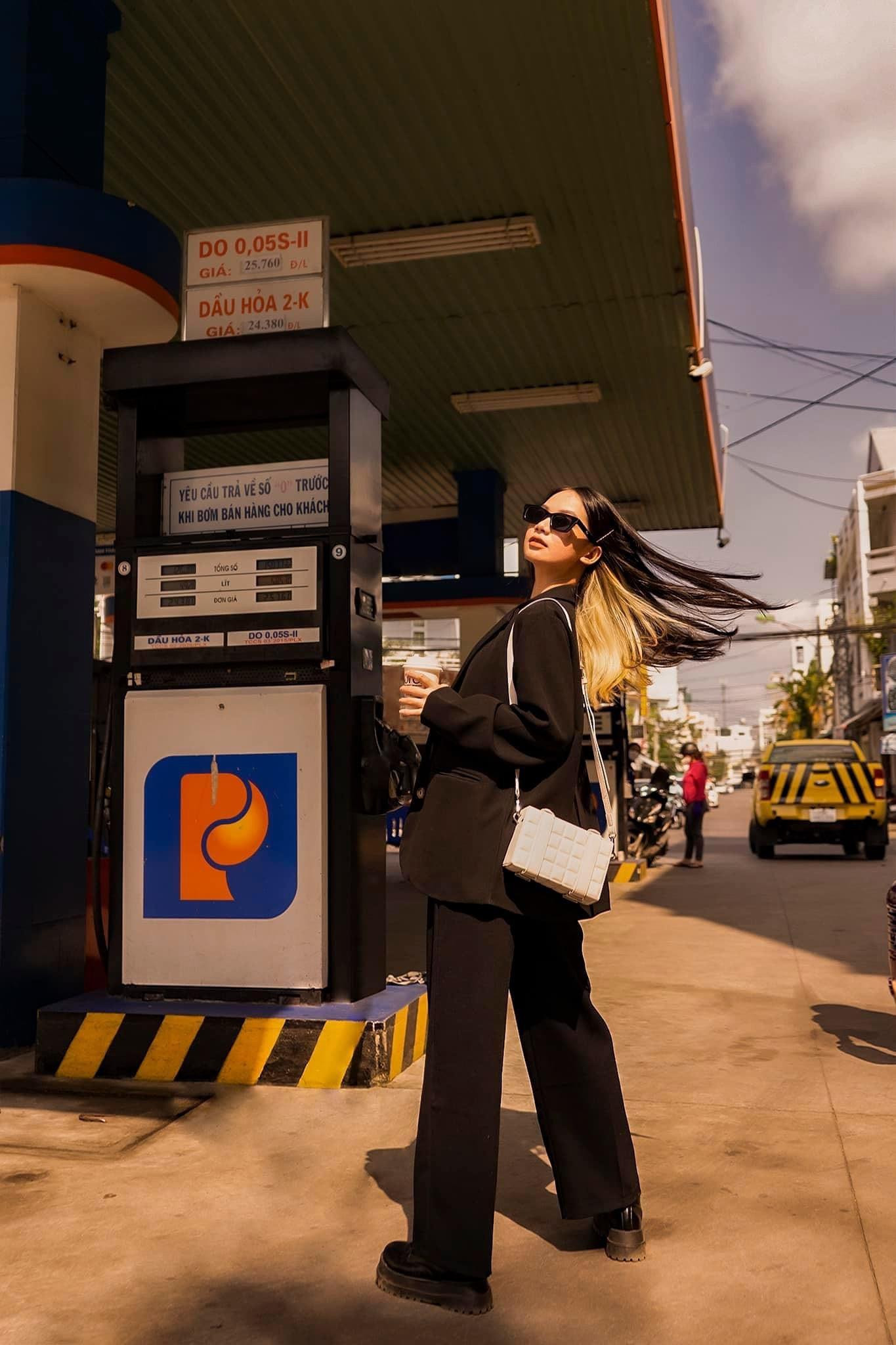 Thần thái chuẩn model của nữ sinh trường Đại học Khánh Hoà.