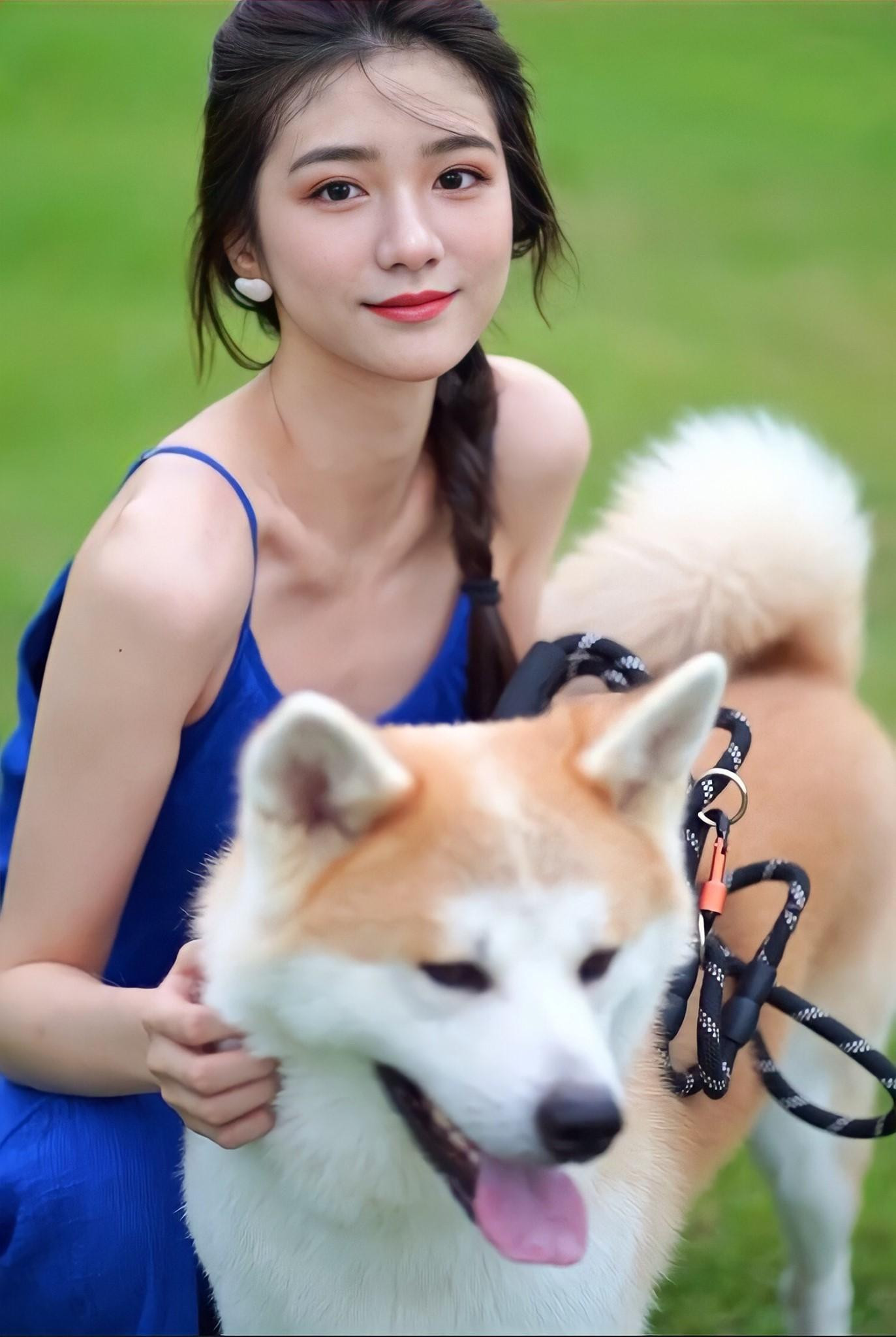 Thúy Bear sở hữu gương mặt xinh xắn và phong cách trẻ trung năng động. Thúy Bear sở hữu gương mặt xinh xắn và phong cách trẻ trung năng động.