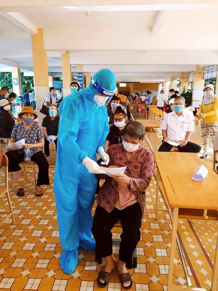 Tham gia tình nguyện hỗ trợ phòng chống dịch COVID - 19 không chỉ giúp Tân có thêm kinh nghiệm thực tế mà còn giúp chàng trai có thêm nhiều niềm vui, niềm hạnh phúc. Tham gia tình nguyện hỗ trợ phòng chống dịch COVID - 19 không chỉ giúp Tân có thêm kinh nghiệm thực tế mà còn giúp chàng trai có thêm nhiều niềm vui, niềm hạnh phúc.