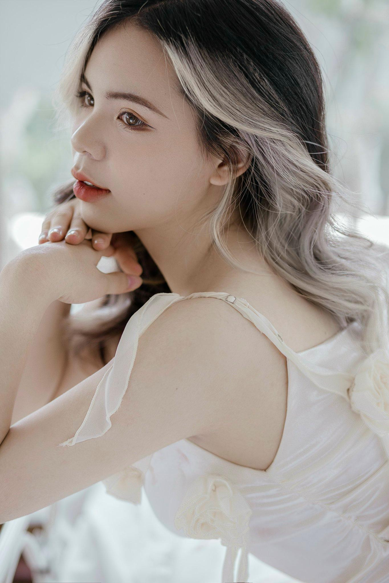 Thu Trang chia sẻ: "Có trải qua được những khó khăn, vấp ngã, mình nhận ra được mỗi chúng ta là một cá thể linh hồn ưu tú, chúng ta đến với thế giới này thì phải sống một cuộc đời thật rực rỡ, không chỉ rực rỡ ở vẻ bề ngoài mà cả trong tâm hồn."