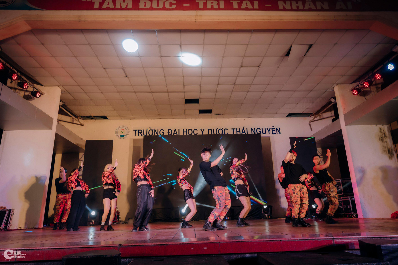 Không khí trẻ trung, sôi động diễn ra xuyên suốt cuộc thi. Không khí trẻ trung, sôi động diễn ra xuyên suốt cuộc thi.