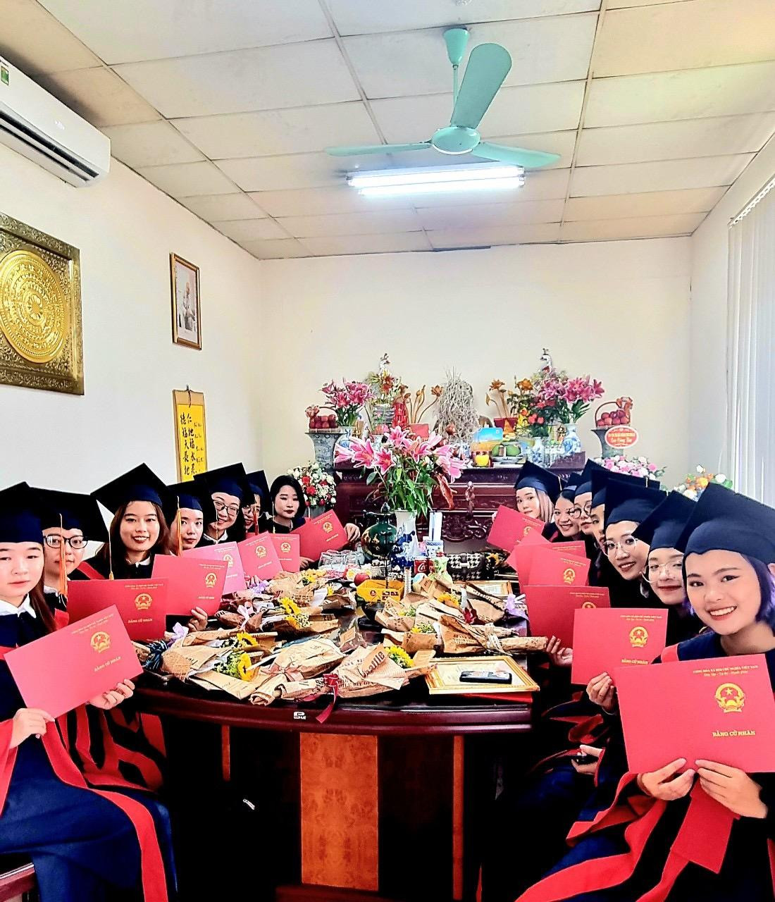 Các tân cử nhân tiêu biểu ngành Quản trị kinh doanh báo công Bác Hồ (Thùy Linh ở ngoài cùng bên phải).