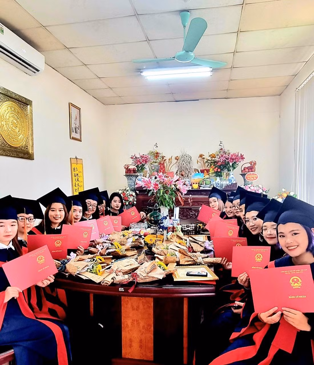 Các tân cử nhân tiêu biểu ngành Quản trị kinh doanh báo công Bác Hồ (Thùy Linh ở ngoài cùng bên phải).