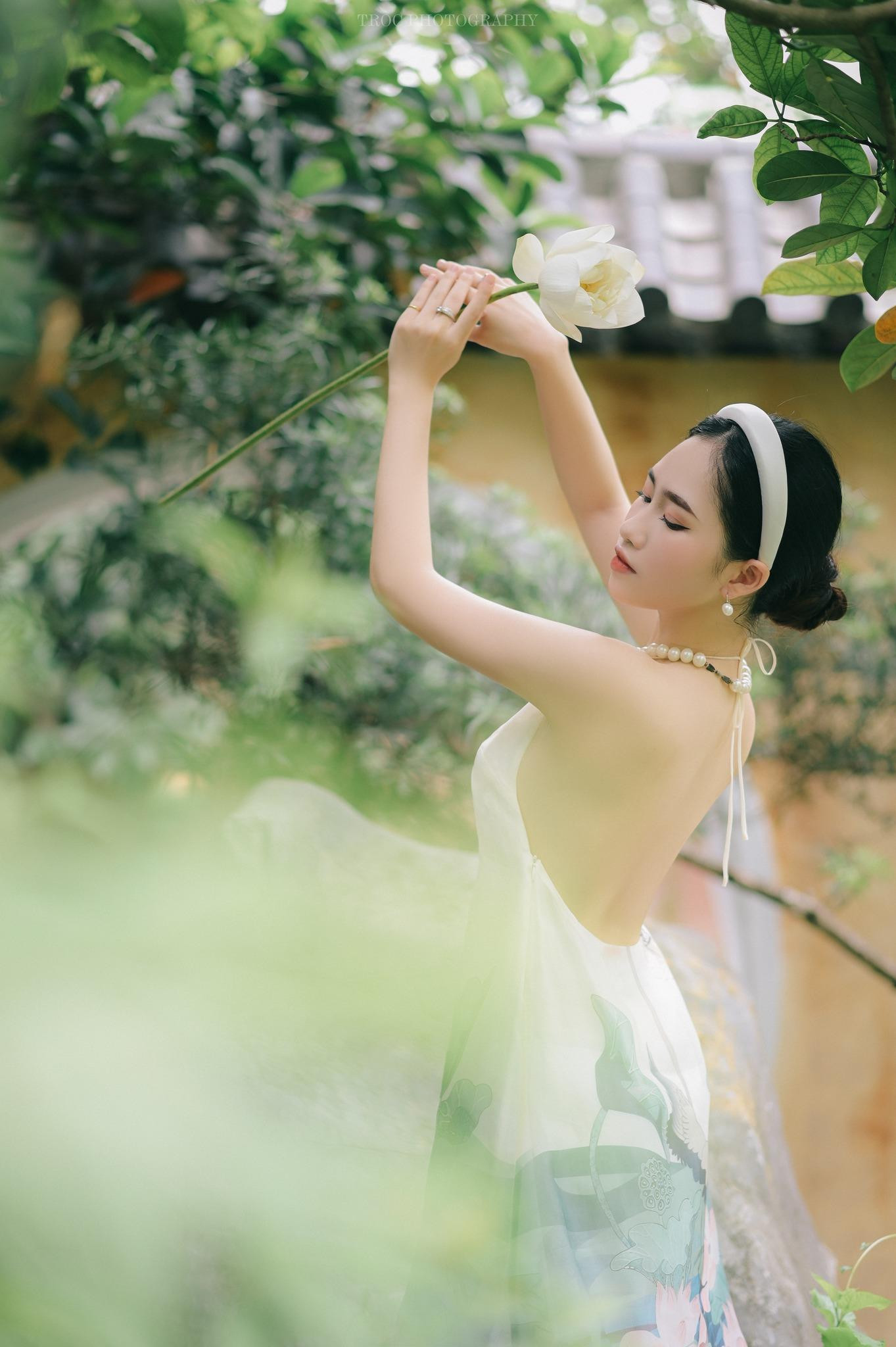 Dù mới đầu mùa, nhiều bạn trẻ đã có cho mình những bộ ảnh cùng hoa sen cực kỳ ấn tượng (Ảnh: Facebook Nguyễn Hoàng Anh). Dù mới đầu mùa, nhiều bạn trẻ đã có cho mình những bộ ảnh cùng hoa sen cực kỳ ấn tượng (Ảnh: Facebook Nguyễn Hoàng Anh).