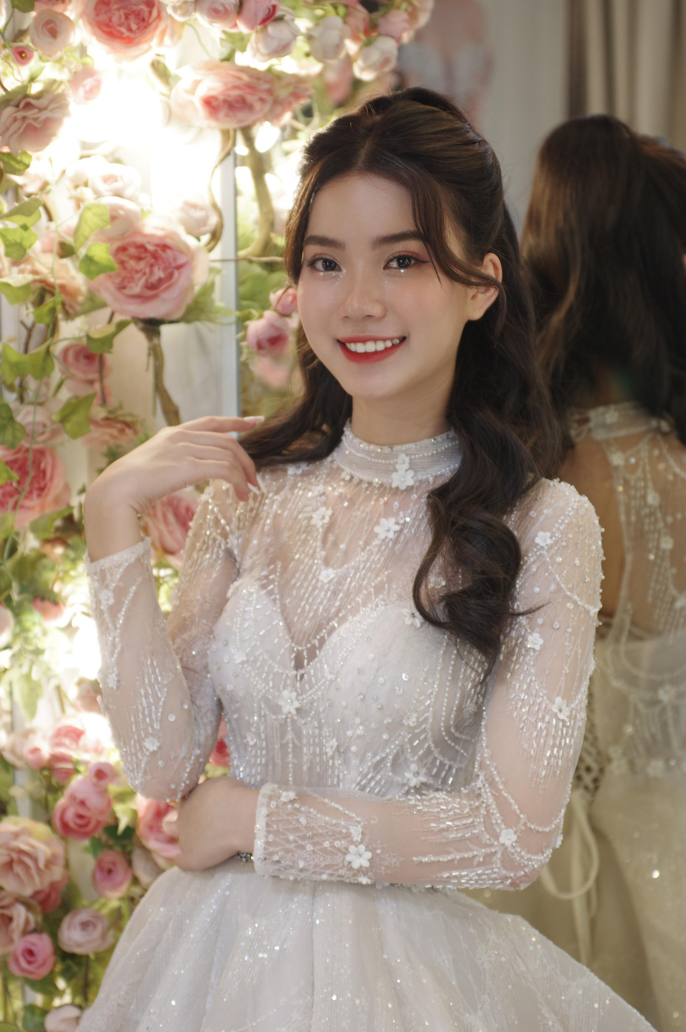 Hoàng Hương Giang (sinh năm 2003, quê Bắc Giang) hiện đang là sinh viên năm 2, lớp Anh 3 chương trình CLC Kinh tế Quốc tế, Trường Đại học Ngoại thương.