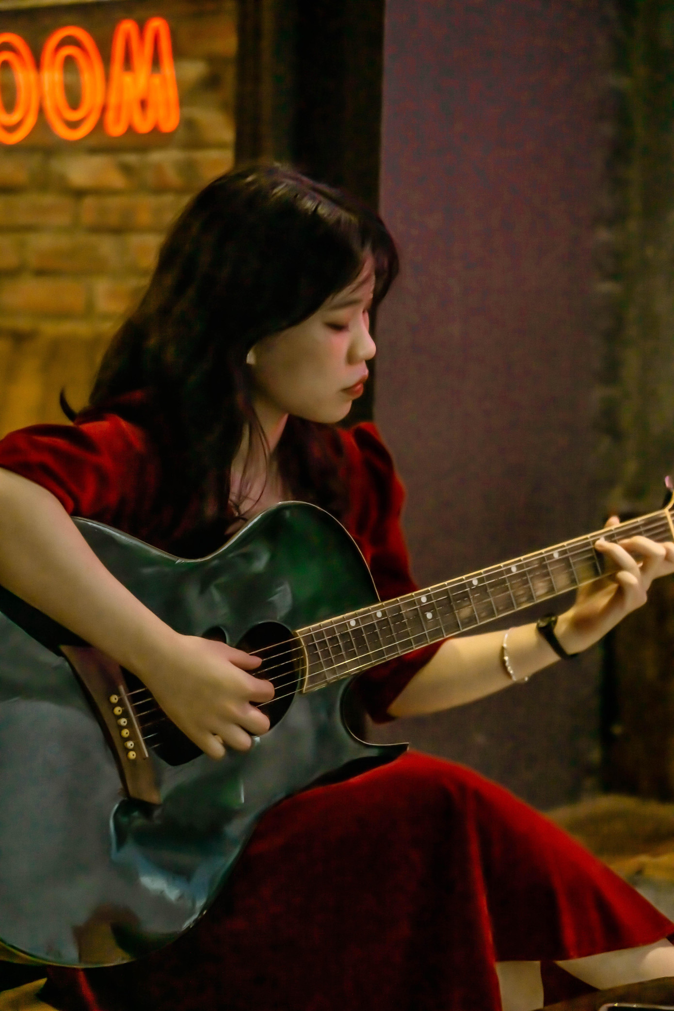 "Real girls are never perfect and perfect girls are never real" - là câu nói mà cô nàng vô cùng tâm đắc và ấn tượng. "Real girls are never perfect and perfect girls are never real" - là câu nói mà cô nàng vô cùng tâm đắc và ấn tượng.