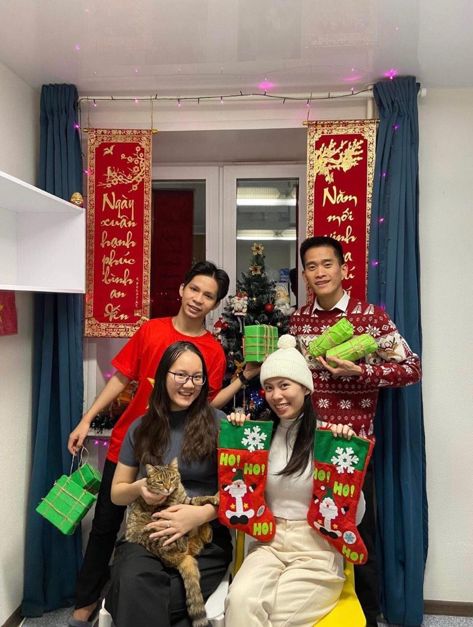 Nguyên Khuê cùng những người bạn.