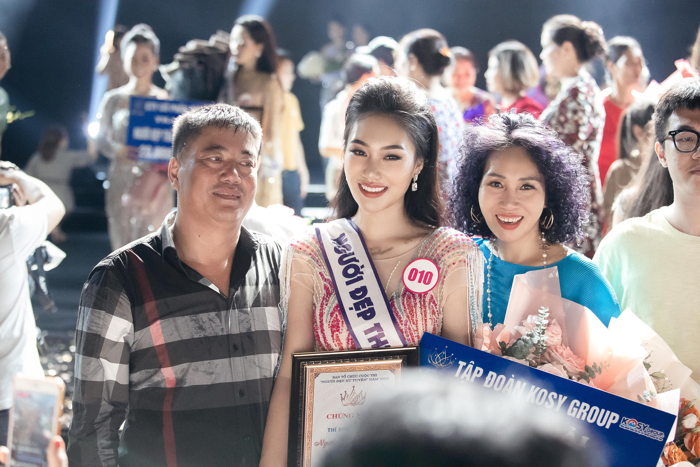 Khánh Linh giành được ngôi vị Người đẹp Thứ Nhất Xứ Tuyên. Khánh Linh giành được ngôi vị Người đẹp Thứ Nhất Xứ Tuyên.