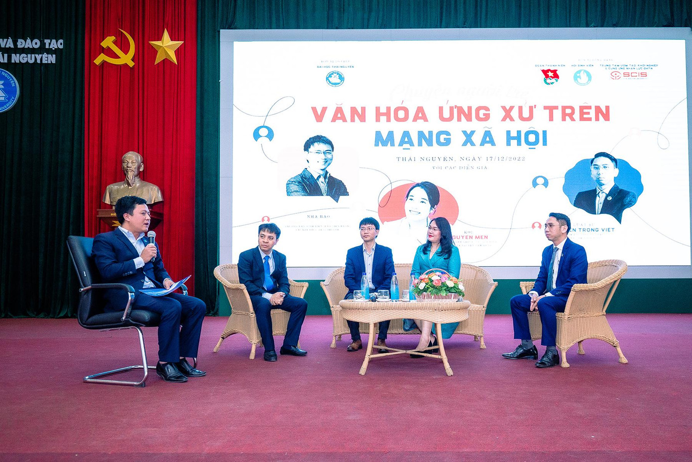 Diễn giả, tác giả, nhà báo Nguyễn Tuấn Anh – Trưởng ban Sinh Viên, báo Tiền Phong; diễn giả, tác giả, doanh nhân Nguyễn Mến – Chủ tịch GBM Group; luật sư Nguyễn Trọng Việt – Giám đốc Công ty Luật TNHH Tầm nhìn Viets chia sẻ với các bạn sinh viên. Diễn giả, tác giả, nhà báo Nguyễn Tuấn Anh – Trưởng ban Sinh Viên, báo Tiền Phong; diễn giả, tác giả, doanh nhân Nguyễn Mến – Chủ tịch GBM Group; luật sư Nguyễn Trọng Việt – Giám đốc Công ty Luật TNHH Tầm nhìn Viets chia sẻ với các bạn sinh viên.