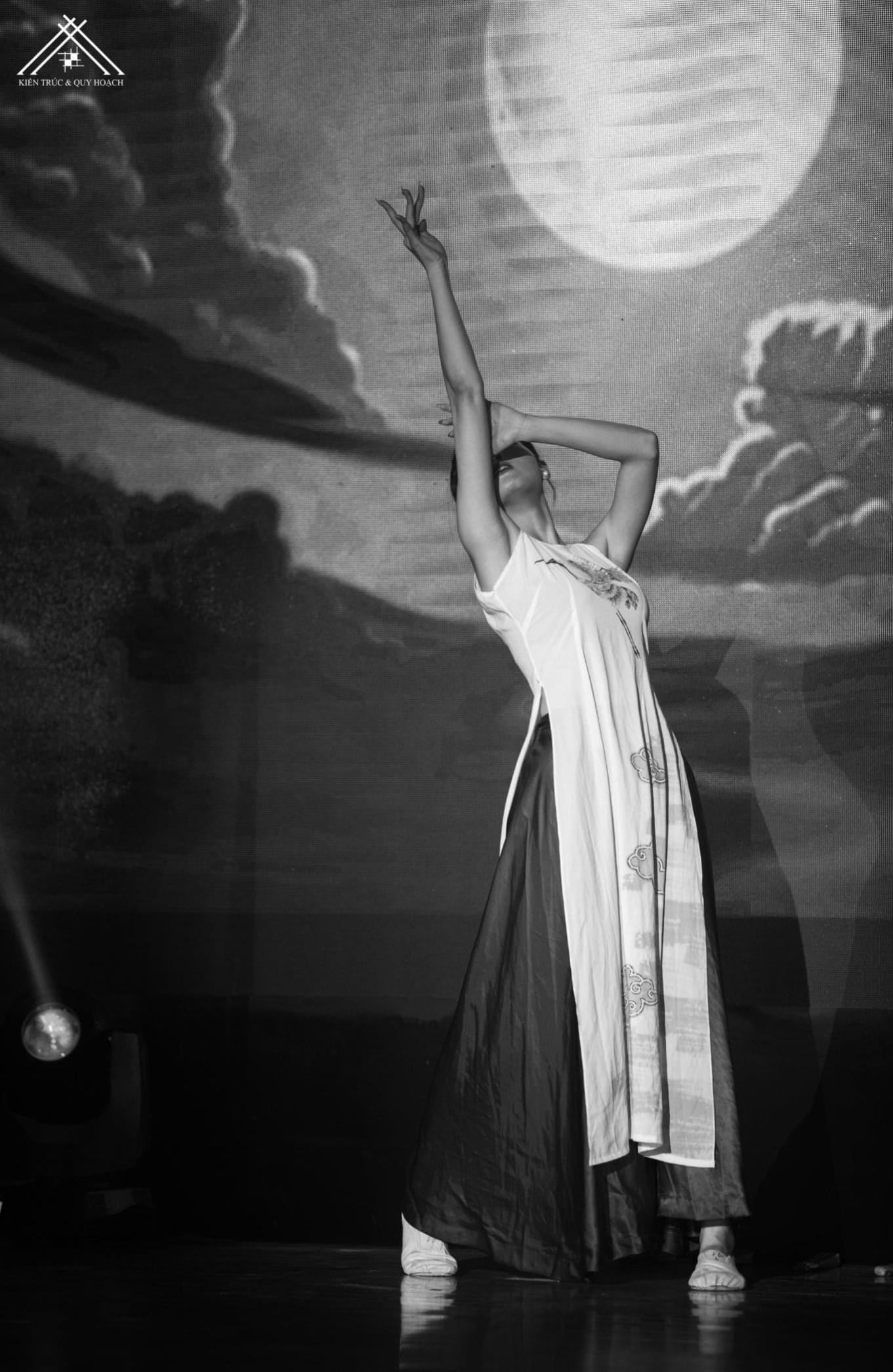 Thảo Vân luôn nỗ lực tập luyện vũ đạo múa với khát khao được cống hiến cho nghệ thuật, được hết mình dưới ánh đèn rực rỡ của sân khấu. Thảo Vân luôn nỗ lực tập luyện vũ đạo múa với khát khao được cống hiến cho nghệ thuật, được hết mình dưới ánh đèn rực rỡ của sân khấu.