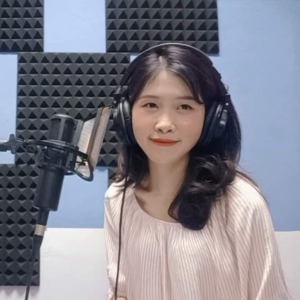 Thu Trang - sinh viên năm ba khoa Phát thanh - Truyền hình, Học viện Báo chí và Tuyên truyền. Thu Trang - sinh viên năm ba khoa Phát thanh - Truyền hình, Học viện Báo chí và Tuyên truyền.