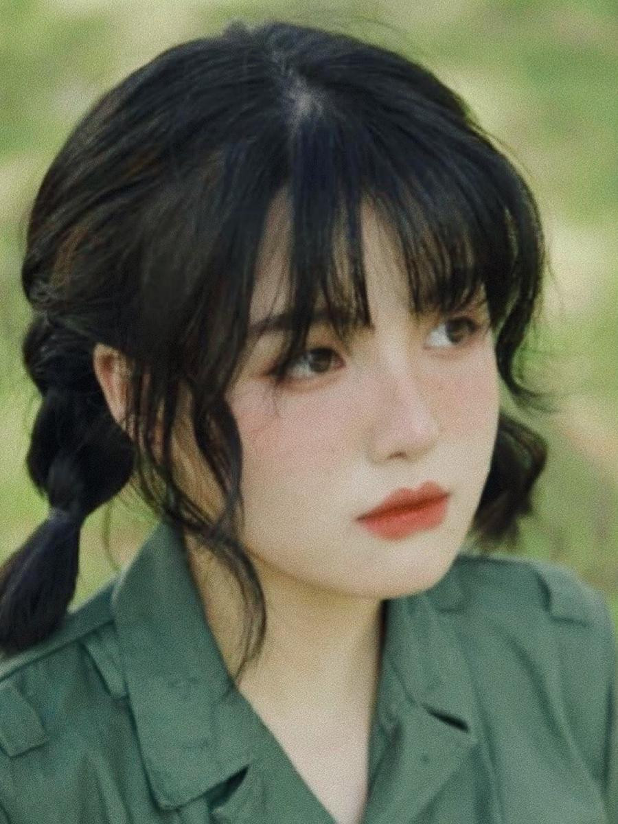 Đam mê làm phim và sáng tác kịch bản, vì vậy Hồng Quyên đã lựa chọn theo học chuyên ngành Biên kịch điện ảnh của trường Đại học Sân khấu - Điện ảnh Hà Nội, đồng thời cũng là khủ khoa đầu vào chuyên ngành năm 2020.