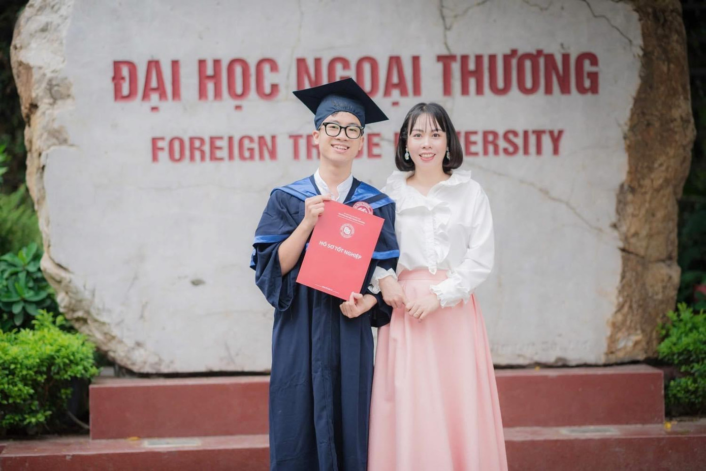 Cô Hà dự lễ tốt nghiệp của trò được giữ lại làm giảng viên Đại học Ngoại thương.