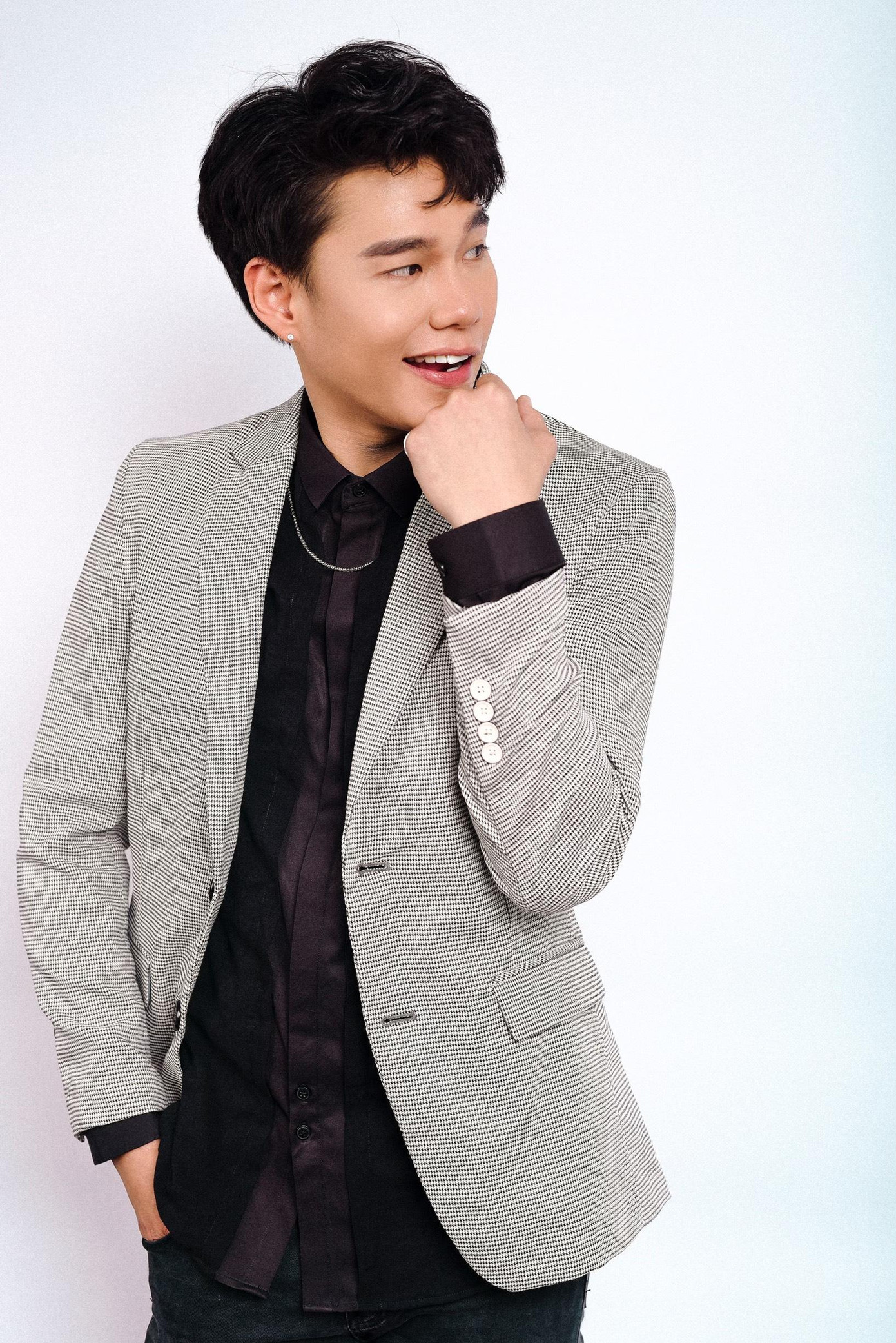 Trong bộ phim Chồng cũ, vợ cũ, người yêu cũ sắp ra mắt tới đây, Minh Hoàng đặc biệt gây ấn tượng với vai diễn “Hào” - một vai diễn được bật mí vô cùng thú vị.