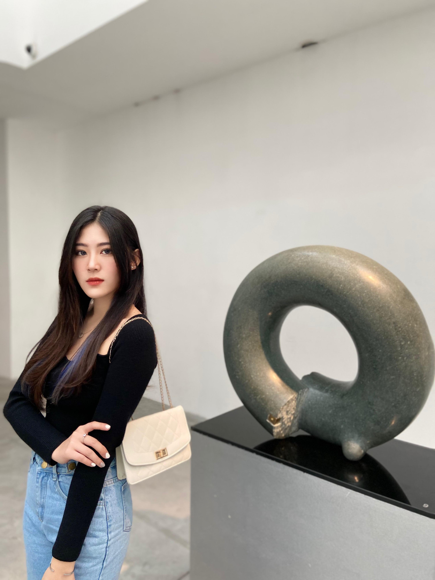 Ánh Dương sở hữu nhan sắc xinh đẹp với sống mũi cao cùng đôi mắt to tròn. Ánh Dương sở hữu nhan sắc xinh đẹp với sống mũi cao cùng đôi mắt to tròn.