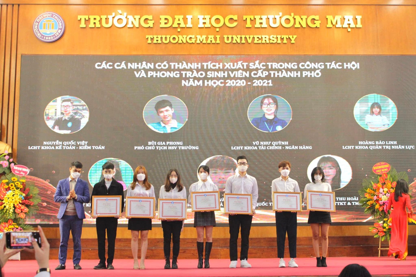 Ban chấp hành Hội Sinh viên Thành phố Hà Nội khen thưởng cá nhân có thành tích hoạt động xuất sắc trong công tác hội và phong trào sinh viên Thủ đô. Ban chấp hành Hội Sinh viên Thành phố Hà Nội khen thưởng cá nhân có thành tích hoạt động xuất sắc trong công tác hội và phong trào sinh viên Thủ đô.