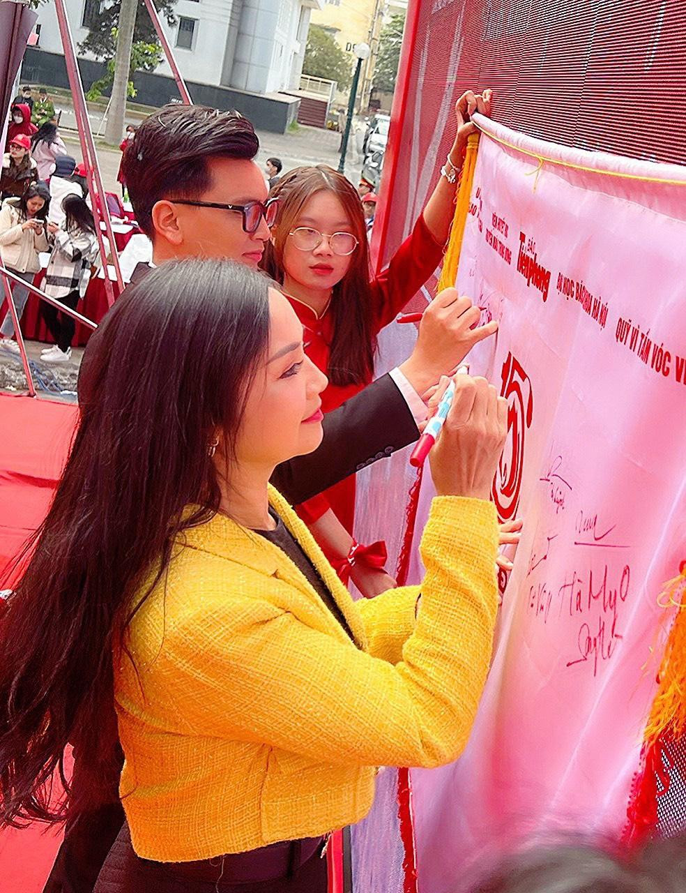 Đến với chương trình, nữ nghệ sĩ hy vọng có thể góp phần lan tỏa nghĩa cử cao đẹp từ phong trào hiến máu tình nguyện, để những chương trình ý nghĩa như Chủ nhật Đỏ ngày càng được nhân rộng trên khắp cả nước.