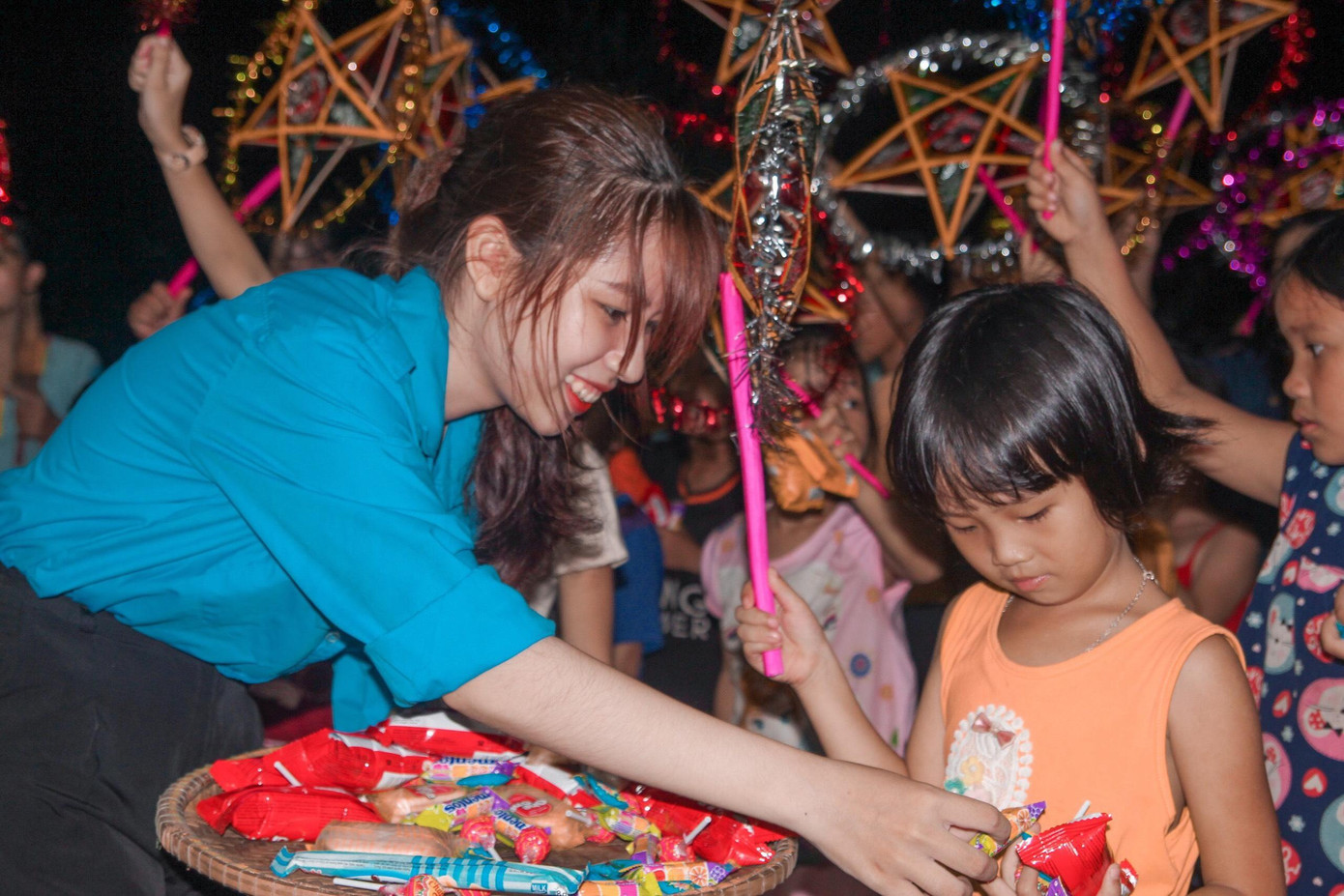 Nhật Quyên tham gia tổ chức Trung Thu cho trẻ em có hoàn cảnh khó khăn tại xã Hương Thọ.