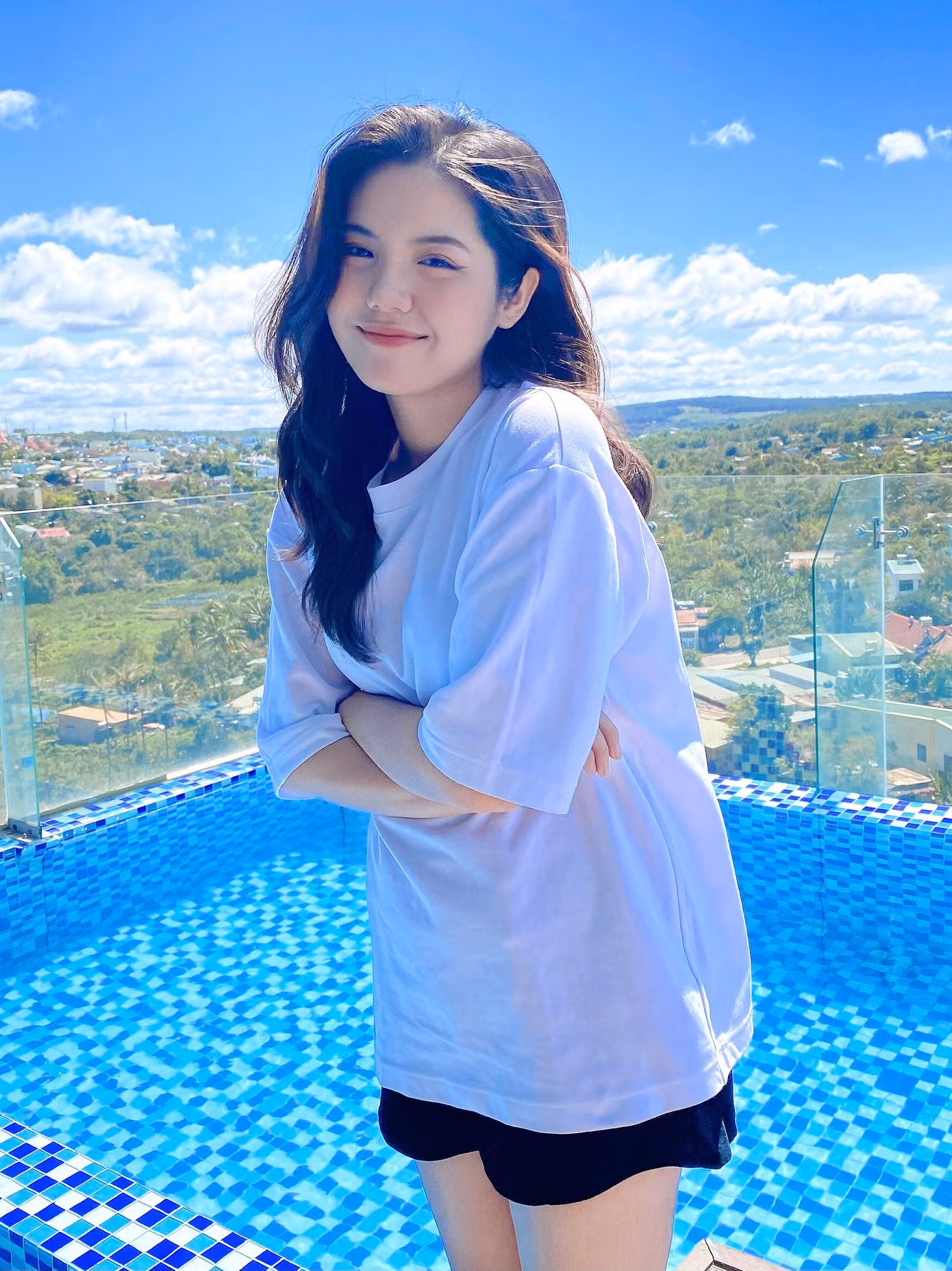 Với tính cách hiền lành, thân thiện cùng nụ cười duyên cô nàng luôn tạo được sự ấn tượng và cảm mến với những người xung quanh.
