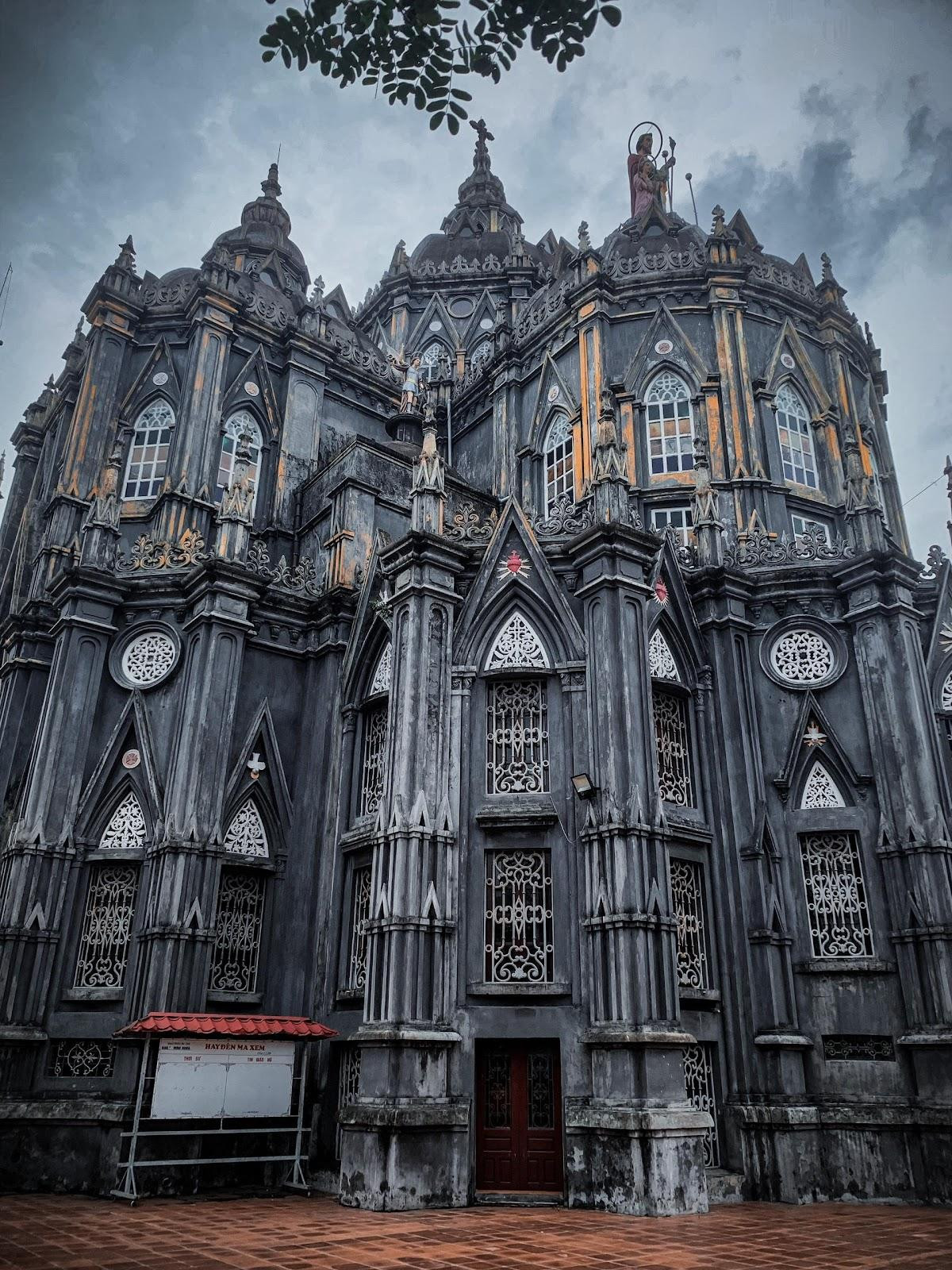 Nhà thờ Hưng Nghĩa đẹp tựa lâu đài cổ tích. Ảnh Phan Hoàn