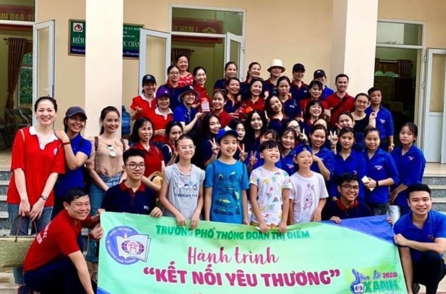 Minh Tú cùng đoàn tình nguyện tham gia "Hành trình kết nối yêu thương". Minh Tú cùng đoàn tình nguyện tham gia "Hành trình kết nối yêu thương".