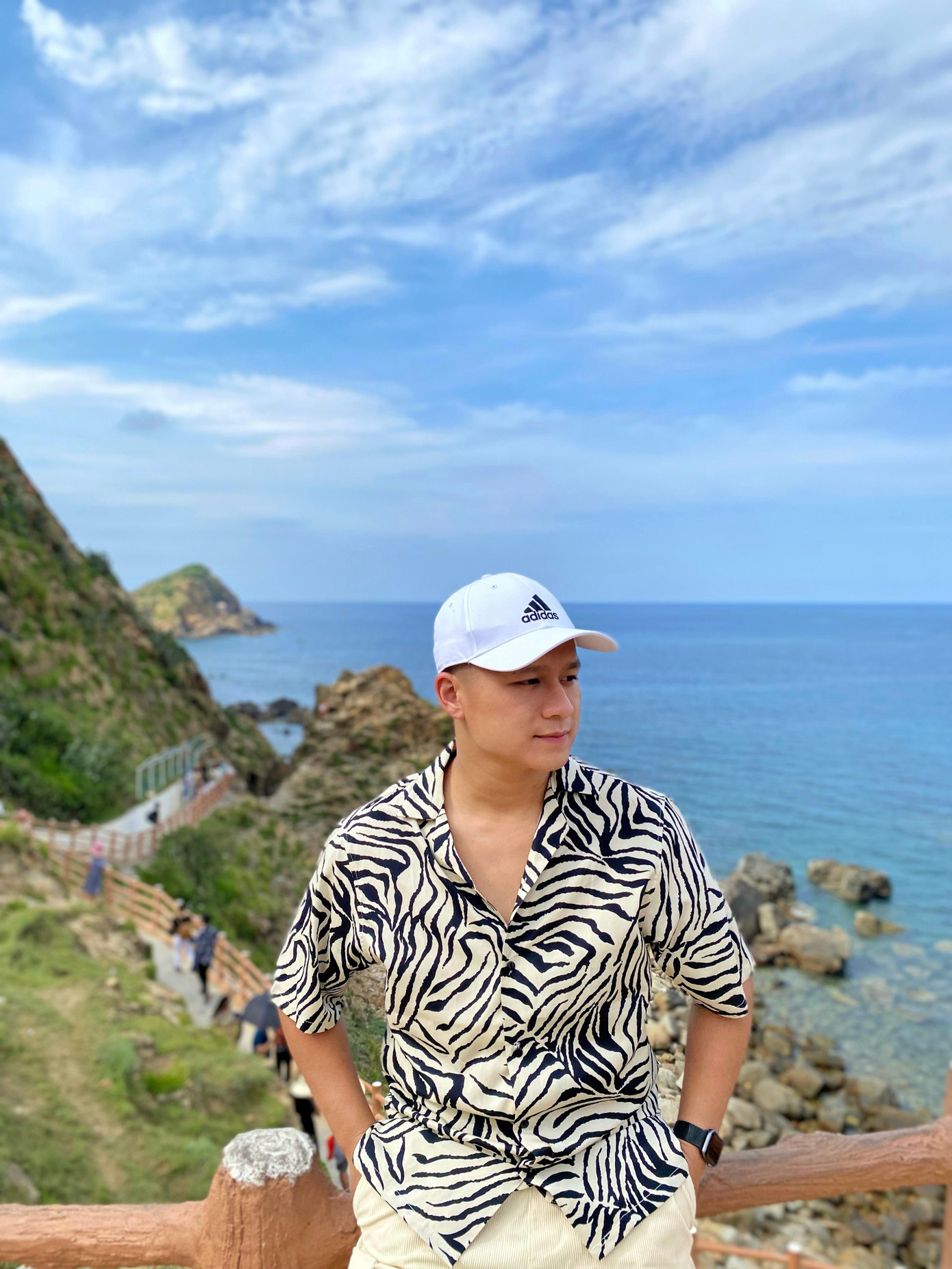 Chàng trai với quan niệm: "Hãy sống một đời sinh viên thật nồng cháy, hãy dám nghĩ dám làm, dám đối đầu với thách thức và khó khăn." Chàng trai với quan niệm: "Hãy sống một đời sinh viên thật nồng cháy, hãy dám nghĩ dám làm, dám đối đầu với thách thức và khó khăn."