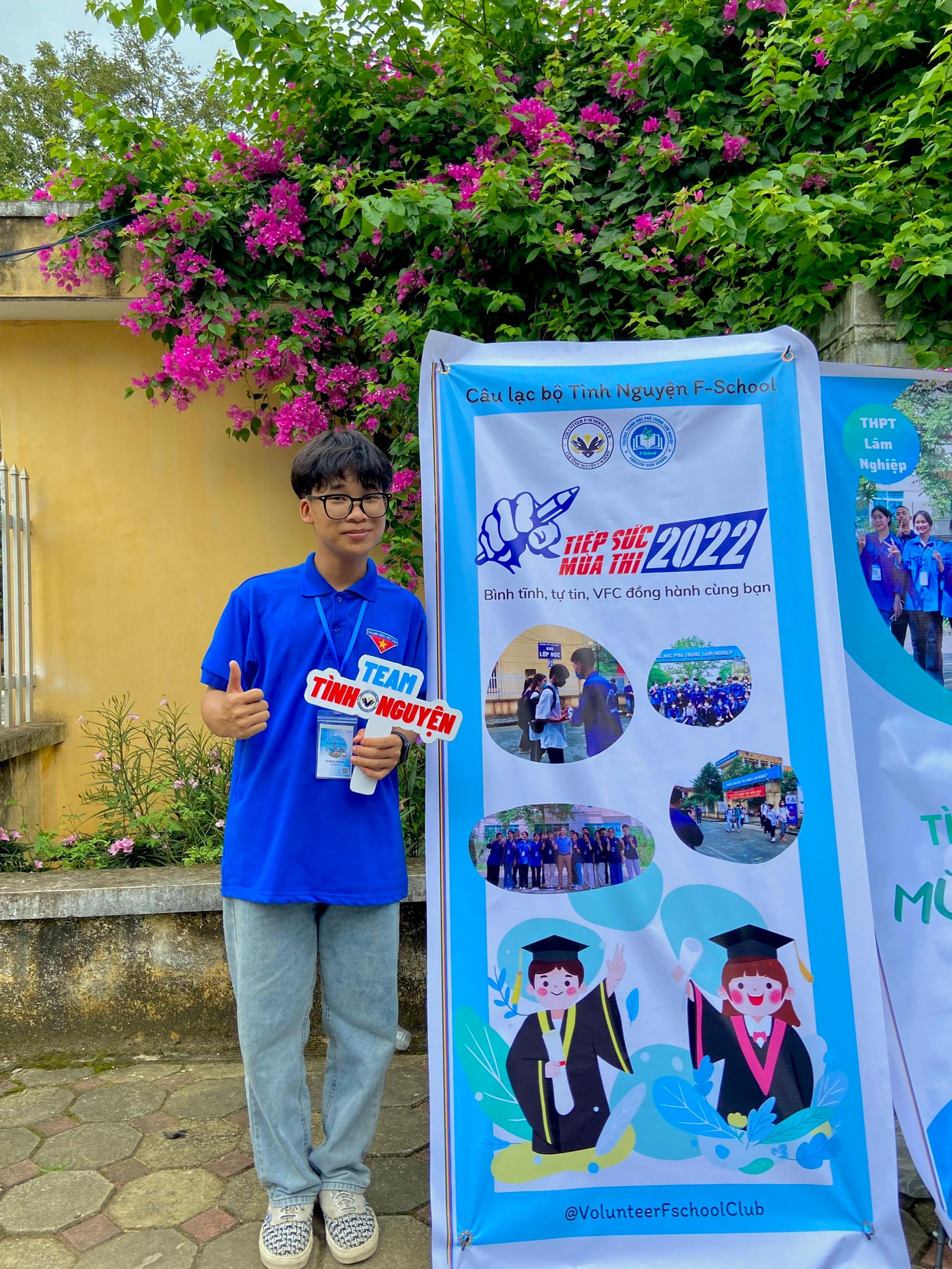 Ngoài ra, anh còn là Chủ tịch Câu lạc bộ Tình Nguyện F-School. Ngoài ra, anh còn là Chủ tịch Câu lạc bộ Tình Nguyện F-School.