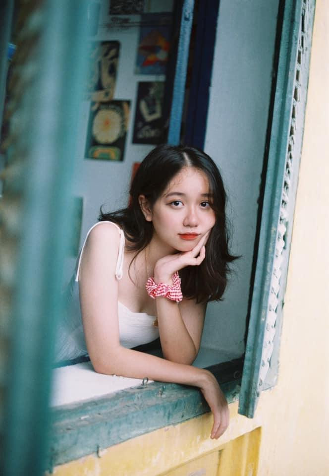 Nữ sinh không chỉ được nhiều người yêu mến với ngoại hình xinh xắn mà còn gây ấn tượng với bảng thành tích nổi bật.