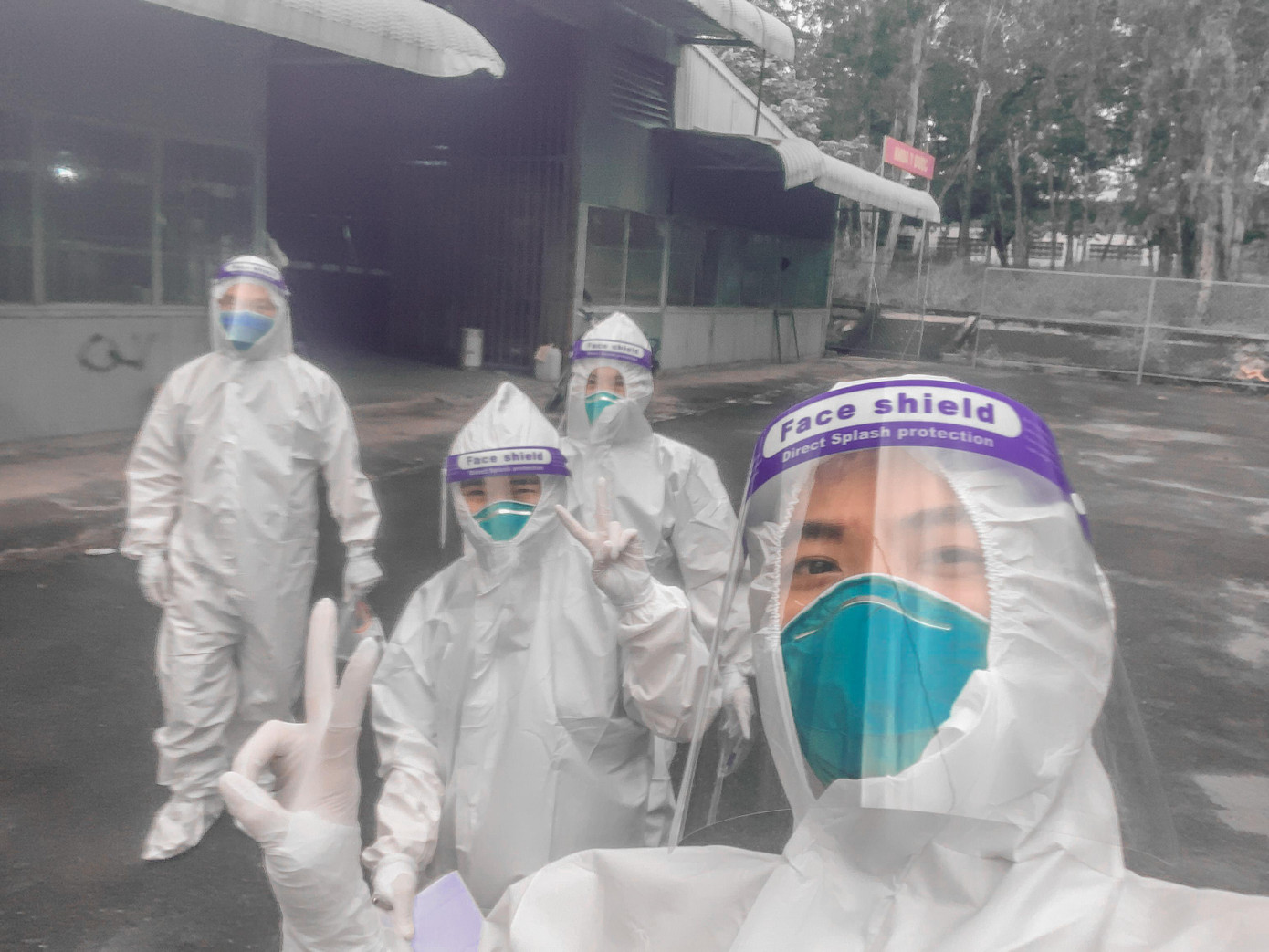 Nguyễn Đức Thắng và các tình nguyện viên hỗ trợ công tác phòng chống dịch. Nguyễn Đức Thắng và các tình nguyện viên hỗ trợ công tác phòng chống dịch.