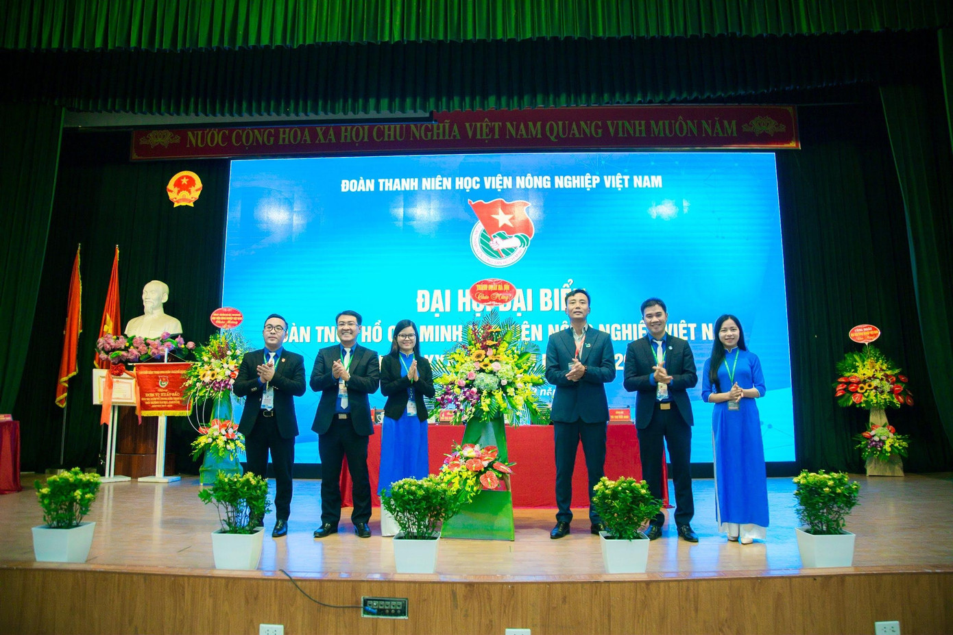 Tuấn Thành tham gia Đoàn chủ tịch Đại hội Đại biểu Đoàn TNCS Hồ Chí Minh Học viện Nông nghiệp Việt Nam lần thứ 33, nhiệm kỳ 2019-2022. Tuấn Thành tham gia Đoàn chủ tịch Đại hội Đại biểu Đoàn TNCS Hồ Chí Minh Học viện Nông nghiệp Việt Nam lần thứ 33, nhiệm kỳ 2019-2022.