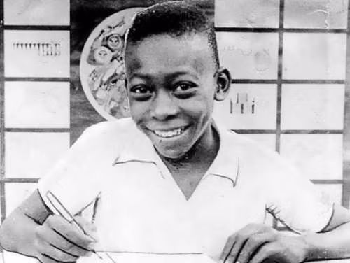 Huyền thoại bóng đá người Brazil - Pele đã qua đời tối thứ năm (29/12) ở tuổi 82. Huyền thoại bóng đá người Brazil - Pele đã qua đời tối thứ năm (29/12) ở tuổi 82.