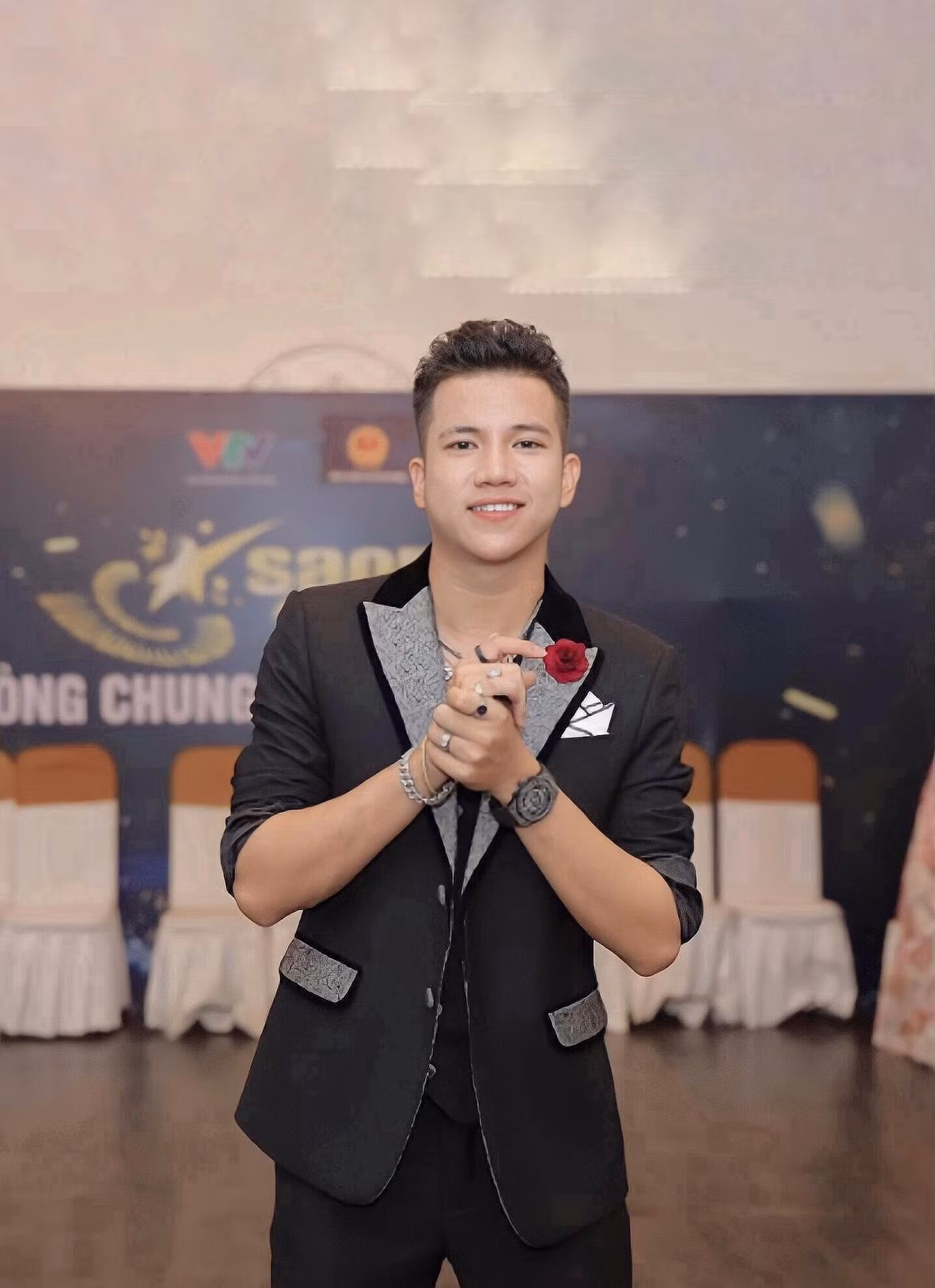 Trịnh Sơn có tên thật là Văn Núi (sinh năm 2000), tốt nghiệp trường Đại học Văn hoá - Nghệ thuật Quân đội.