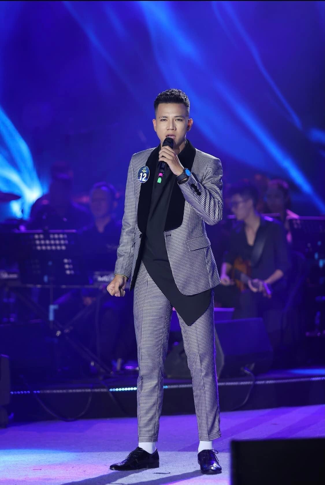 Từng là một cầu thủ bóng đá tại đội bóng Sông Lam Nghệ An nhưng vì một số lý do, Trịnh Sơn đã quyết tâm chuyển hướng và theo đuổi hoàn toàn nghệ thuật. Từng là một cầu thủ bóng đá tại đội bóng Sông Lam Nghệ An nhưng vì một số lý do, Trịnh Sơn đã quyết tâm chuyển hướng và theo đuổi hoàn toàn nghệ thuật.