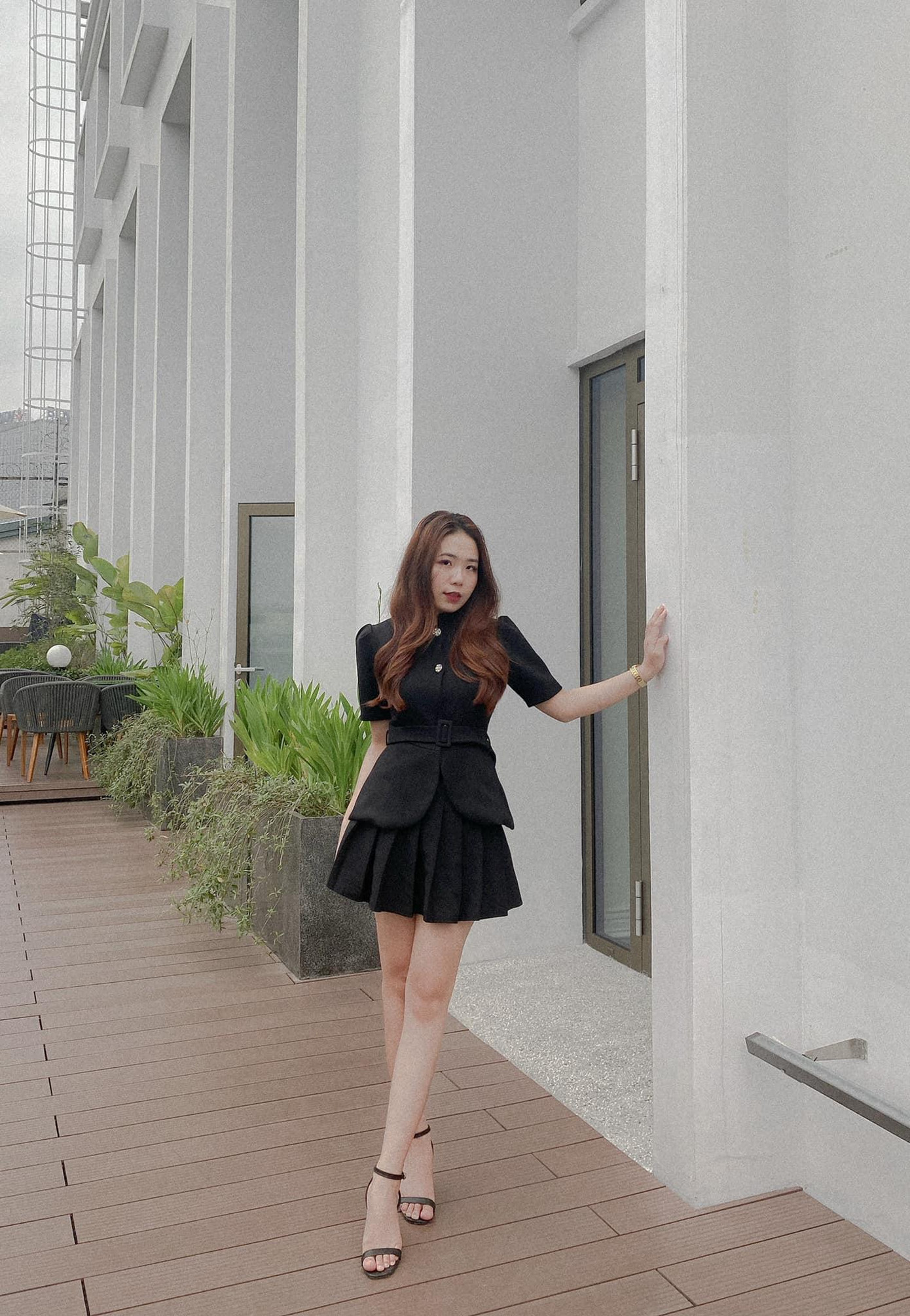 Ngoài giờ học căng thẳng, cô nàng vẫn dành được thời gian thư giãn cho bản thân, cùng bạn bè đi uống cà phê, chụp những bức ảnh đẹp lưu giữ khoảnh khắc thanh xuân.