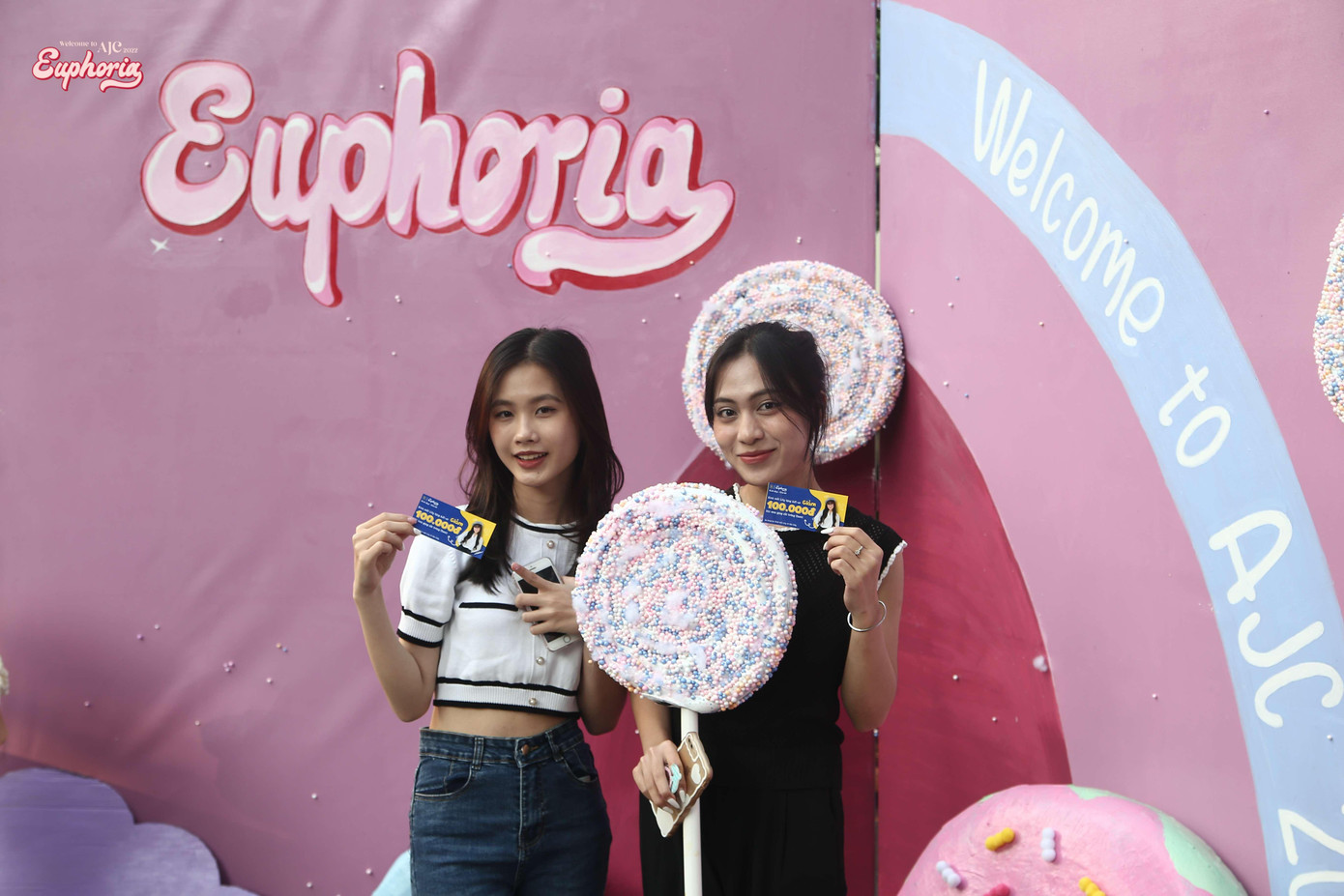 Bạn Thiên Ngân (bên trái) dành nhiều lời khen cho sự tâm huyết của BTC Welcome to AJC 2022..