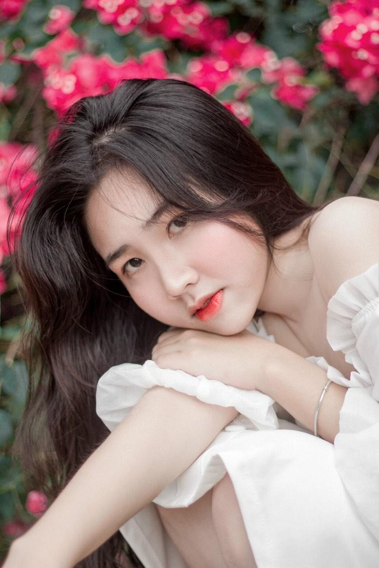 Ngay từ nhỏ, Tú Uyên đã được tiếp xúc và dành niềm đam mê lớn cho âm nhạc.