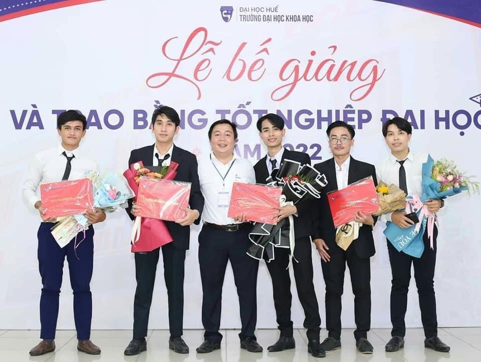 Sokxay tại buổi lễ bế giảng và trao bằng tốt nghiệp đại học (thứ 2 từ trái sang). Sokxay tại buổi lễ bế giảng và trao bằng tốt nghiệp đại học (thứ 2 từ trái sang).