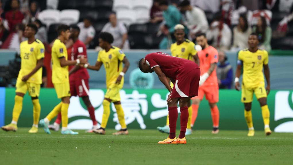 Qatar là đội chủ nhà đầu tiên trong lịch sử để thua trận mở màn ở một kỳ World Cup (Ảnh: AMA/Getty Images). Qatar là đội chủ nhà đầu tiên trong lịch sử để thua trận mở màn ở một kỳ World Cup (Ảnh: AMA/Getty Images).