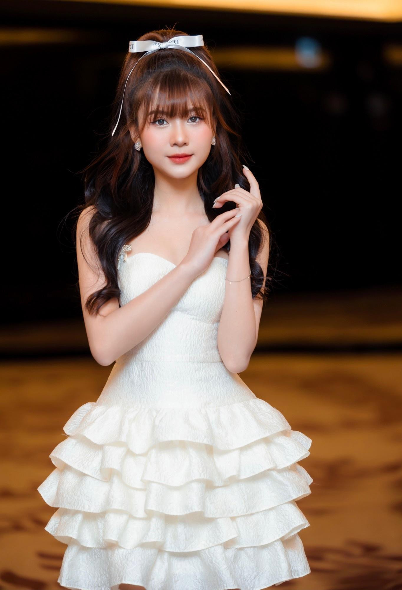 Từng xuất hiện trong nhiều bộ phim, tuy nhiên, bộ phim Chồng cũ, vợ cũ, người yêu cũ với vai Mai Anh là vai diễn dài đầu tiên Quỳnh Trang đảm nhận.