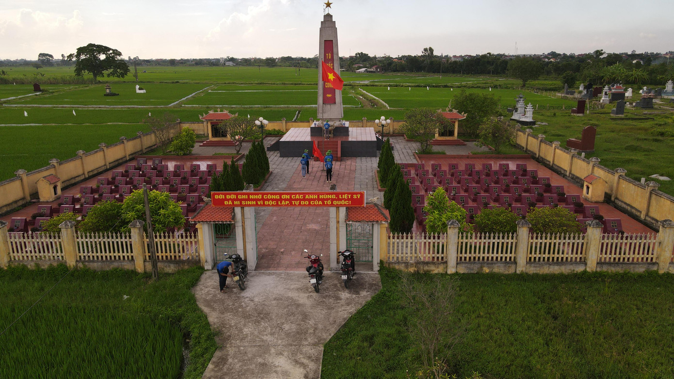 Các bạn tình nguyện viên dọn dẹp nghĩa trang xã Ninh Hải và thắp hương tri ân liệt sĩ.