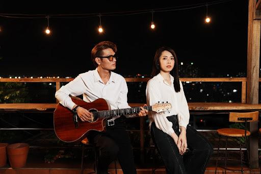 MV mang phong cách acoustic mộc mạc. MV mang phong cách acoustic mộc mạc.