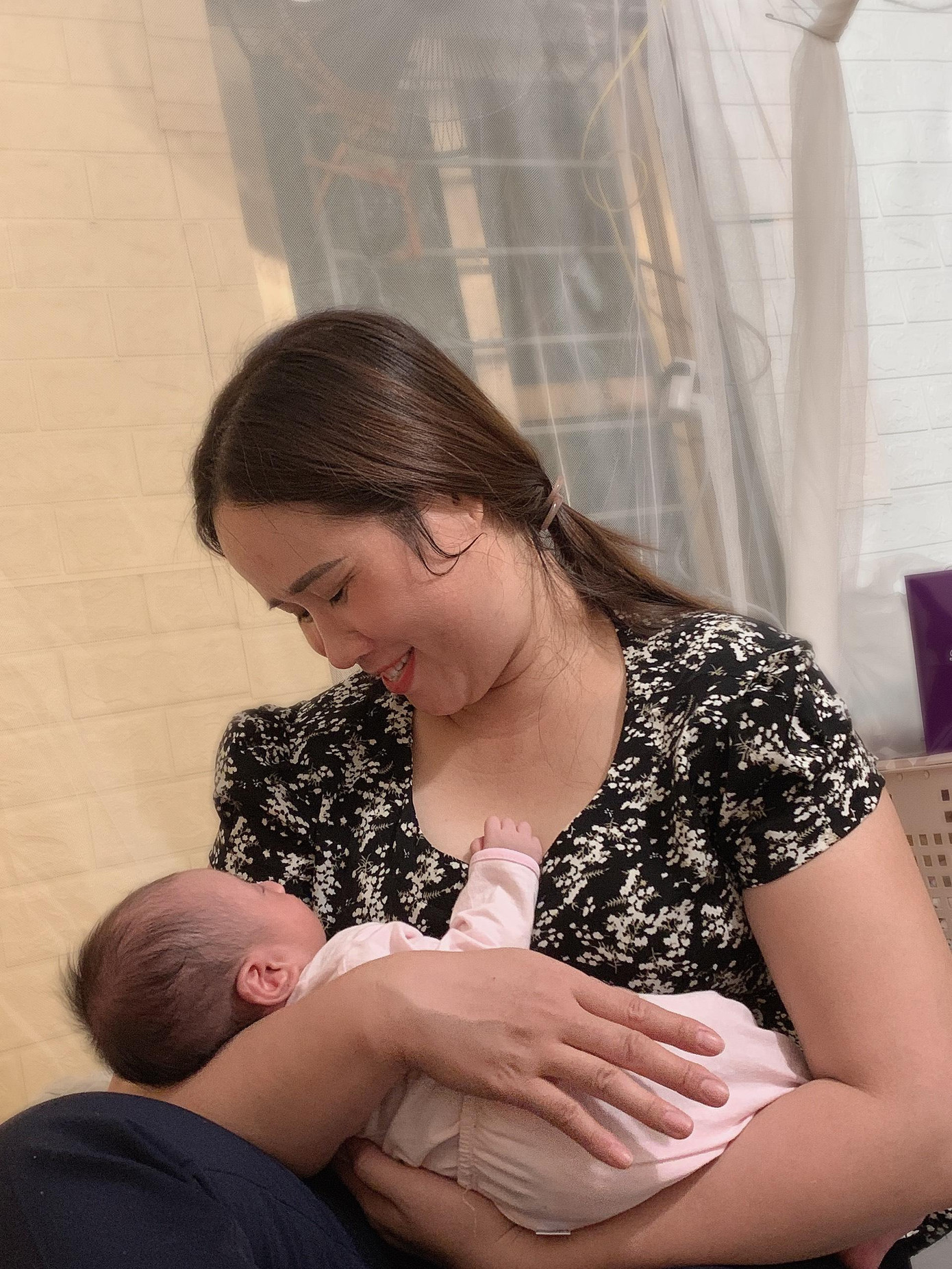 Ánh Tuyết được mẹ đỡ đần, chăm sóc em bé từ khi mới lọt lòng.