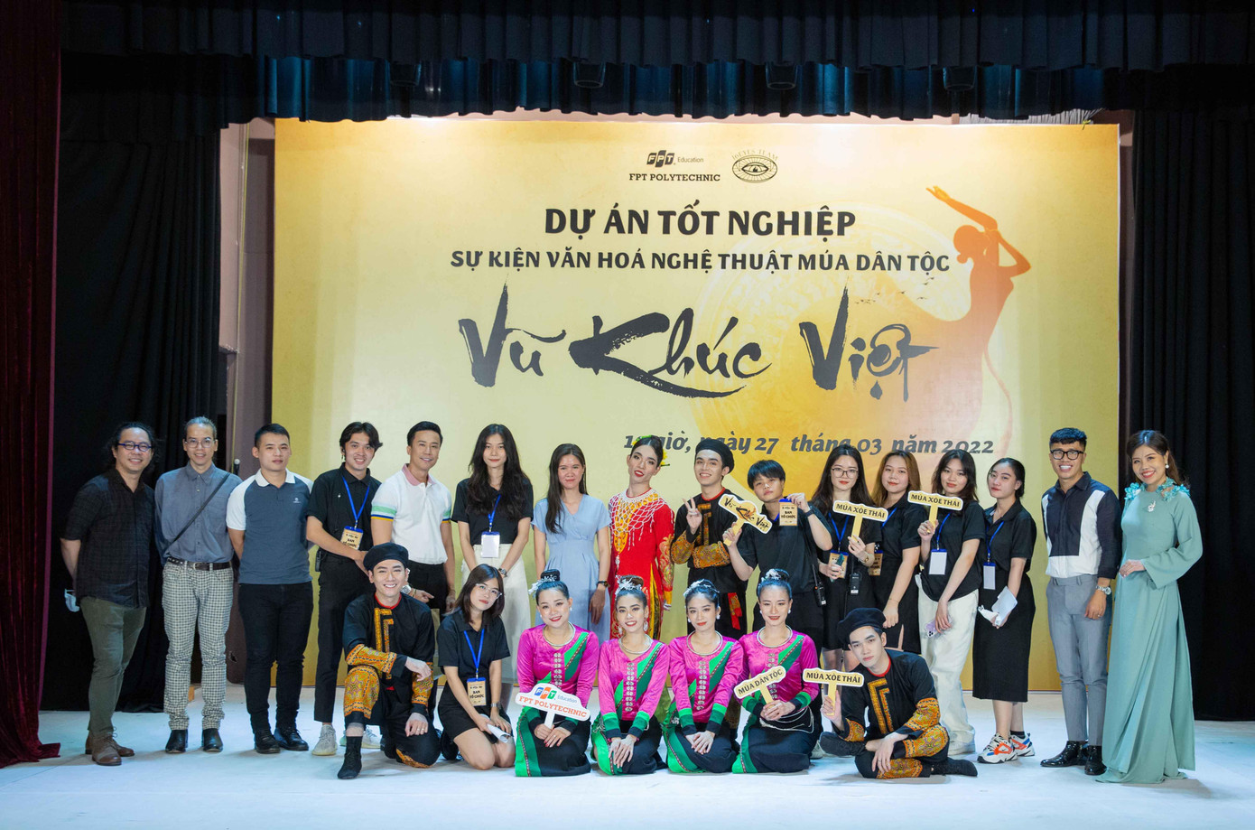 Các giảng viên của trường Cao đẳng FPT Polytechnic Hồ Chí Minh và nhóm sinh viên thực hiện sự kiện. Các giảng viên của trường Cao đẳng FPT Polytechnic Hồ Chí Minh và nhóm sinh viên thực hiện sự kiện.