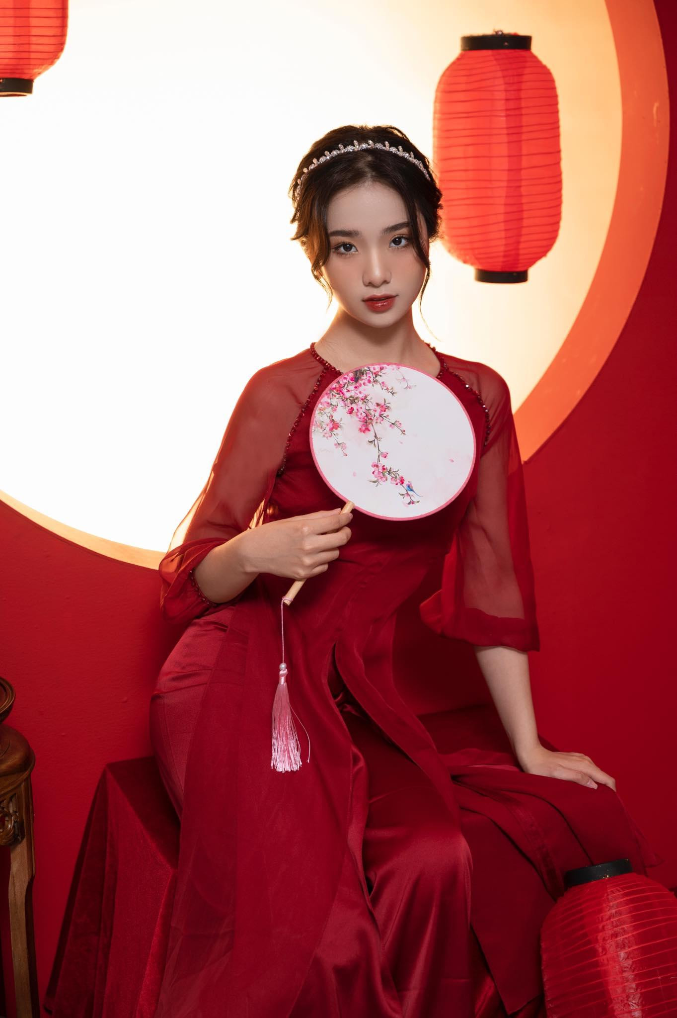 Dù thơ bé hay khi đã trưởng thành, Trúc Linh vẫn mong ngóng niềm vui sum vầy. Ảnh: NVCC Dù thơ bé hay khi đã trưởng thành, Trúc Linh vẫn mong ngóng niềm vui sum vầy. Ảnh: NVCC