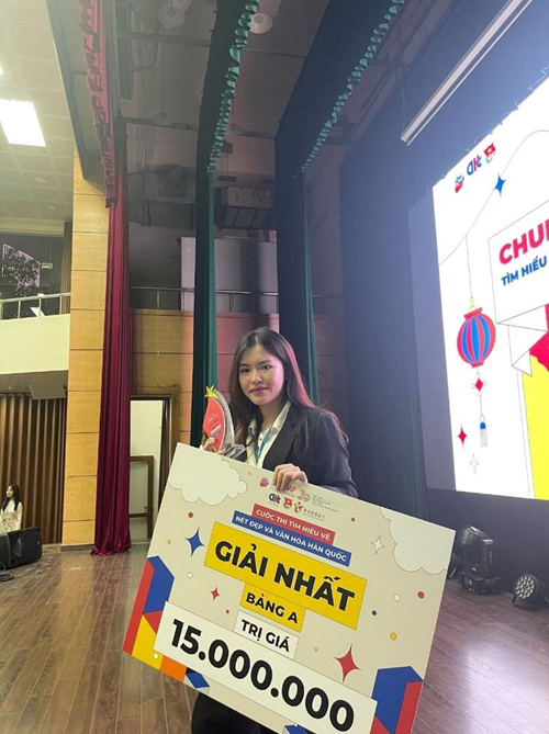 Nhật Mai và đồng đội đạt giải nhất tại cuộc thi Tìm hiểu về Nét đẹp và Văn hóa Hàn Quốc. Nhật Mai và đồng đội đạt giải nhất tại cuộc thi Tìm hiểu về Nét đẹp và Văn hóa Hàn Quốc.