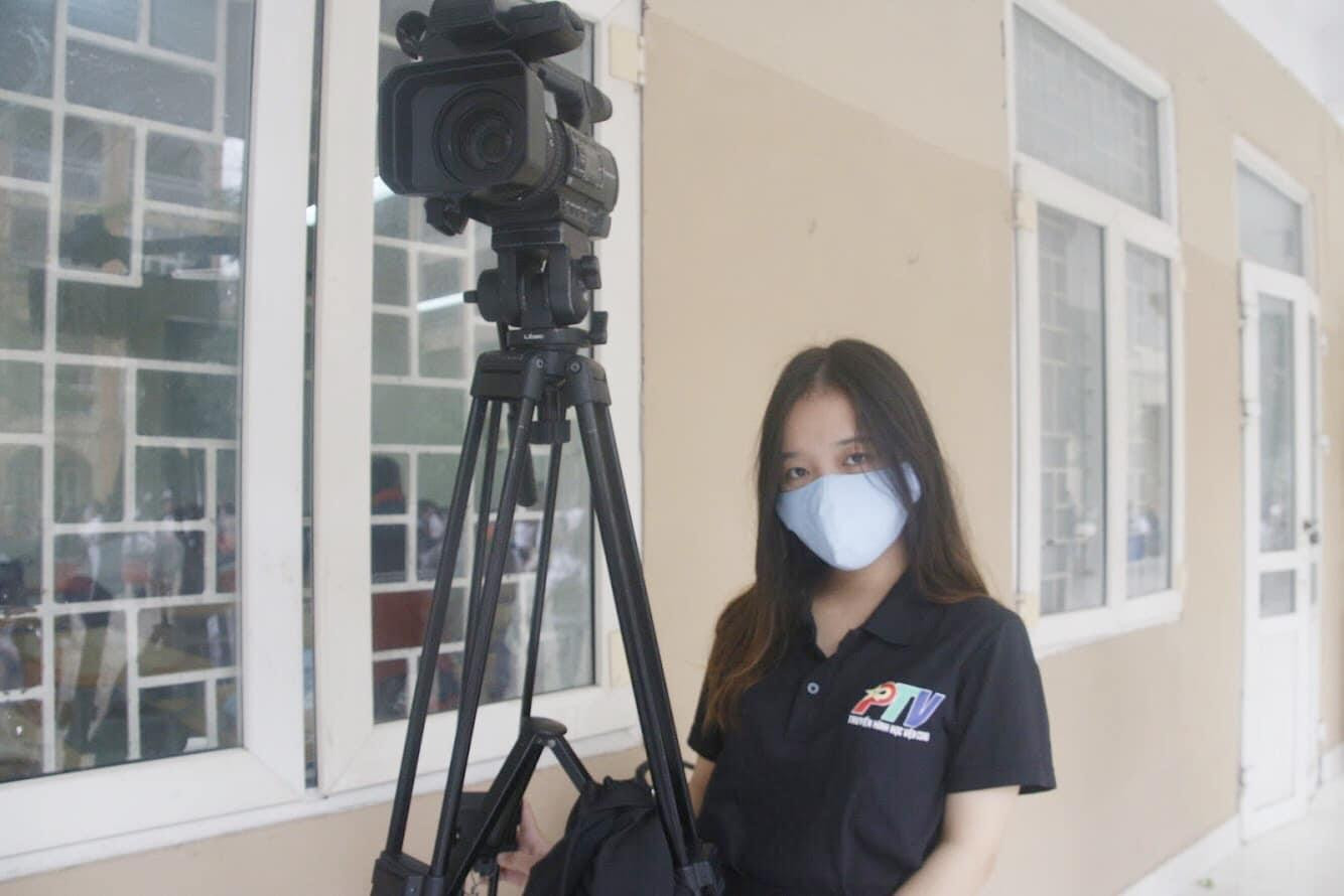 Quỳnh Anh, sinh viên khoa Phát thanh – Truyền hình cho rằng, vấn đề ở đây là do nhà xuất bản đã không kiểm duyệt kỹ trước khi phát hành. Quỳnh Anh, sinh viên khoa Phát thanh – Truyền hình cho rằng, vấn đề ở đây là do nhà xuất bản đã không kiểm duyệt kỹ trước khi phát hành.