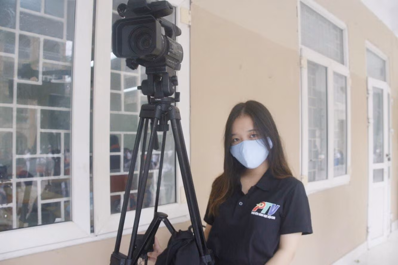 Quỳnh Anh, sinh viên khoa Phát thanh – Truyền hình cho rằng, vấn đề ở đây là do nhà xuất bản đã không kiểm duyệt kỹ trước khi phát hành.